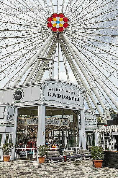 Das Wiener Karussell  dahinter das Blumenrad  Prater  Wien  Österreich  Europa