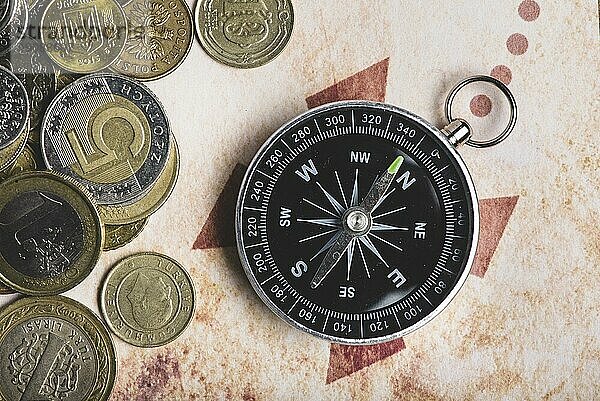Nahaufnahme Münzen Kompass