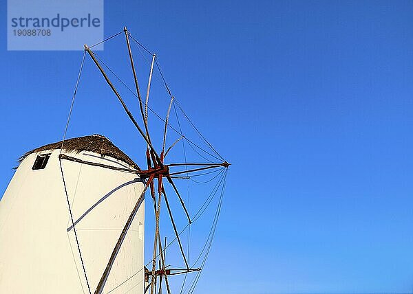 Berühmte Touristenattraktion von Mykonos  Kykladen  Griechenland. Traditionelle  weiß getünchte Windmühle und klarer blauer Himmel. Sommer  keine Wolken. Pluspunkt. Einzelheiten. Platz zum Kopieren. Reiseziel  ikonische Ansicht