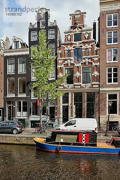 Traditionelle Häuser im holländischen Stil entlang der Gracht in Amsterdam  Niederlande  Europa