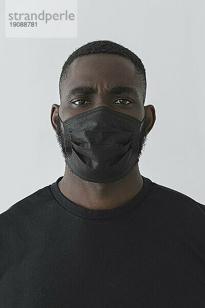 Vorderansicht schwarze Person mit Maske