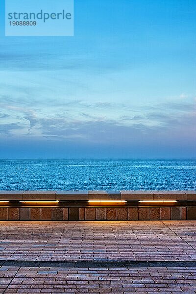 Blick von der Strandpromenade in Monaco zur blaün Stunde am Abend  Horizont des Mittelmeers  Komposition mit Kopierraum