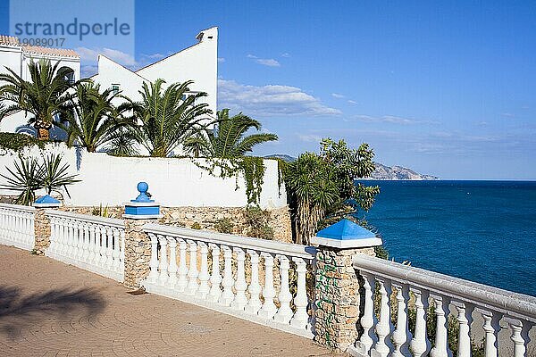 Ruhige Landschaft am Mittelmeer im Ferienort Nerja  Costa del Sol  Provinz Malaga  Spanien  Europa