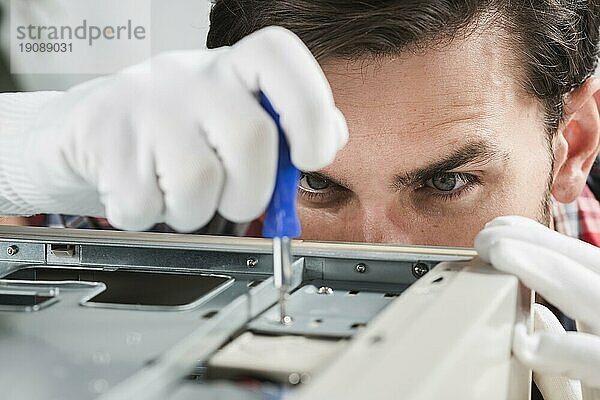 Männlicher Techniker repariert CPU Schraubenzieher