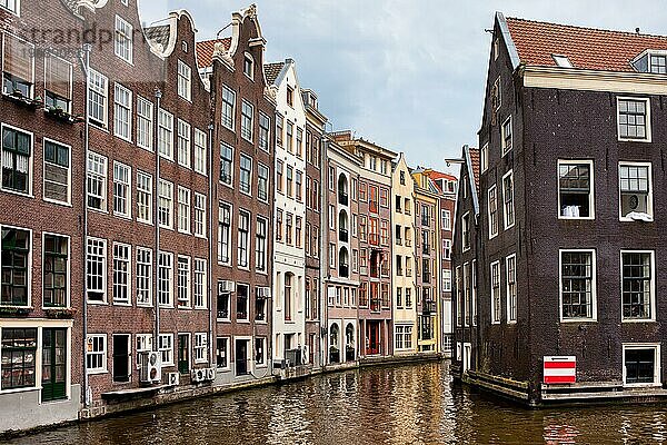 Amsterdamer Grachtenhäuser  traditionelle  historische Wohnarchitektur in der Hauptstadt der Niederlande