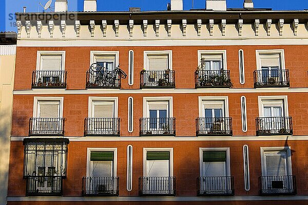 Rote Fassade eines traditionellen Mietshauses in Madrid  Spanien  Europa