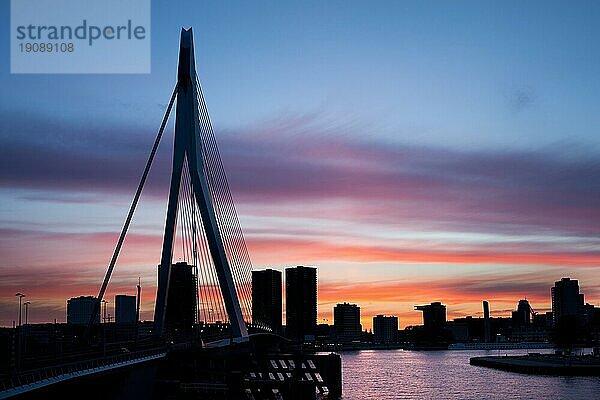 Silhouette der Skyline von Rotterdam in der Dämmerung in den Niederlanden  Provinz Südholland