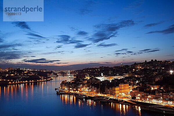 Stadt Porto in Portugal in der Dämmerung  ruhige Gewässer des Flusses Douro