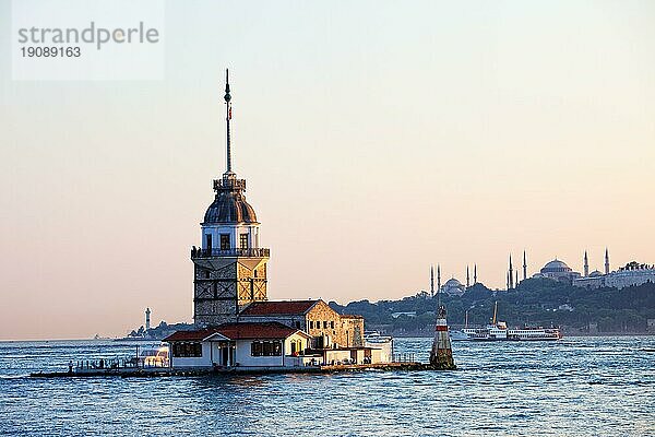Jungfernturm (Turm des Leandros) (türkisch: Kiz Kulesi)  ruhige Kulisse am Eingang zur Bosporusstraße in Istanbul  Türkei  Asien