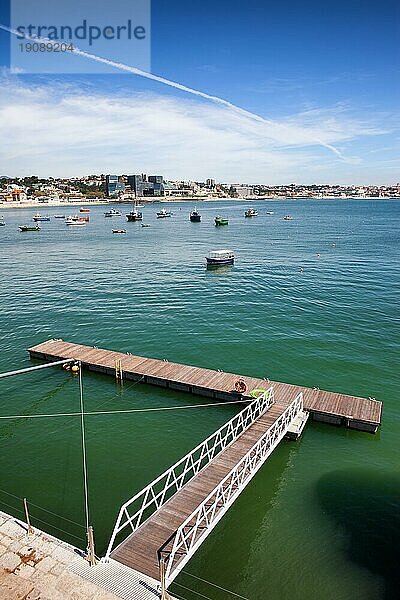 Pier an der Bucht des Atlantiks in Cascais  Portugal  Europa