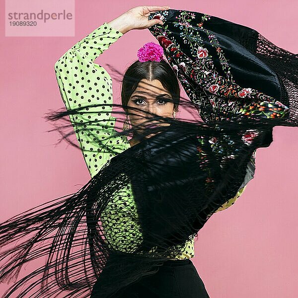 Flamencotänzerin bewegt Manilaschal