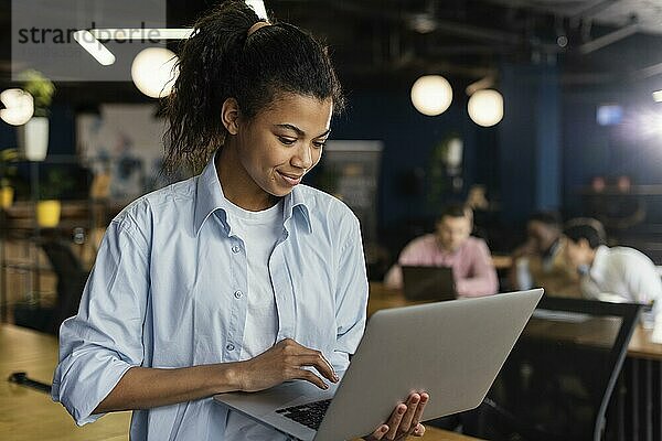 Smiley Frau hält Laptop Büro arbeiten