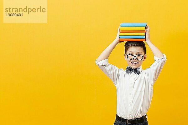 Kopierraum Junge mit Bücherstapel