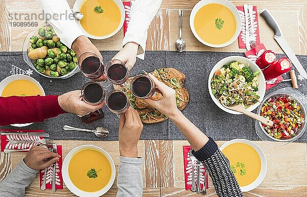 Menschen klirren Gläser festlichen Tisch