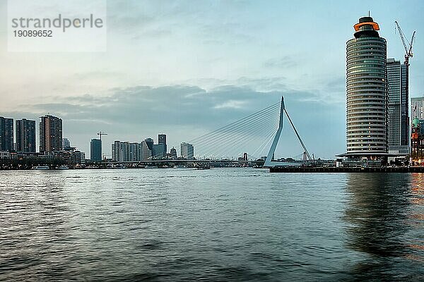 Stählerner Himmel und Wasser der Nieuwe Maas in Rotterdam  Niederlande  Skyline des Stadtzentrums  in der Mitte die Erasmusbrücke  Europa