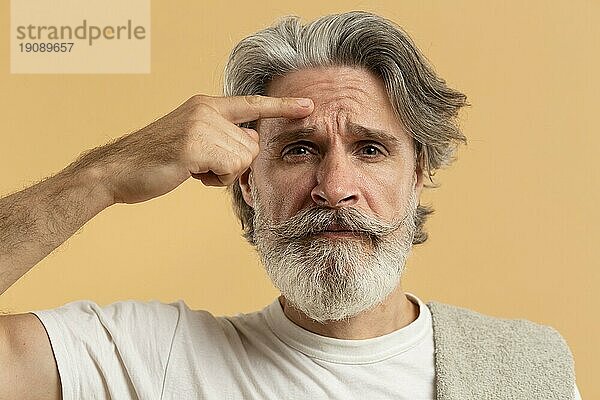 Vorderansicht älterer Mann mit Bart  der auf Falten hinweist