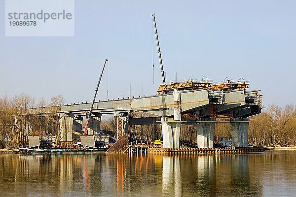 Baustelle der Nordbrücke in Warschau  Polen. Die Brücke wird aus drei parallelen Brücken bestehen  zwei für Fahrzeuge und eine für Straßenbahnen  Fahrräder und Fußgänger