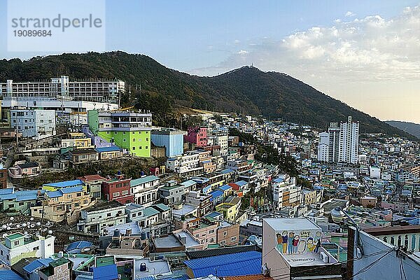 Bunte Häuser und Berge  Gamcheon Cultural Village  Busan  Provinz Gyeongsangnam-do