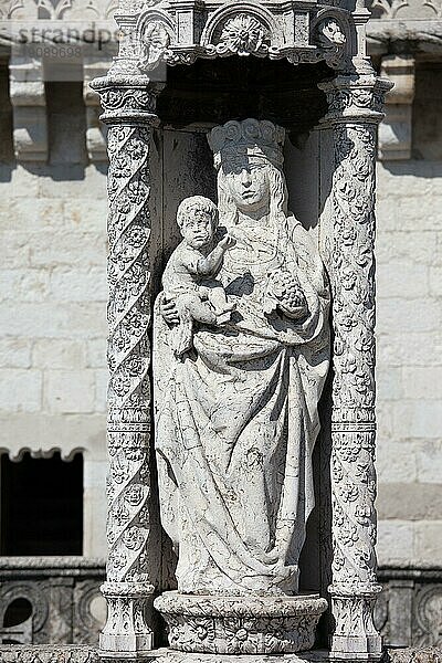 Statue der Heiligen Maria mit Kind  Unserer Lieben Frau von der sicheren Heimkehr am Turm von Belem in Lissabon  Portugal  Europa
