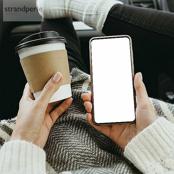 Vorderansicht Frau hält leeres Telefon Tasse Kaffee