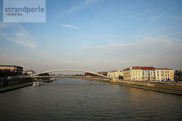 Weichsel mit Pater Bernatek Fußgängerbrücke in Krakau  Polen  Europa