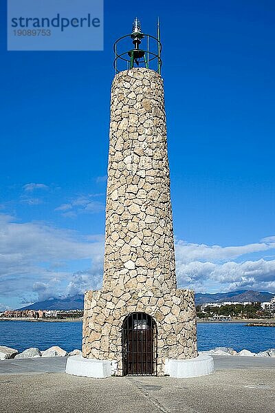 Steinerner Leuchtturm am Ende des Piers in Puerto Banus in Spanien  Südandalusien  Provinz Malaga