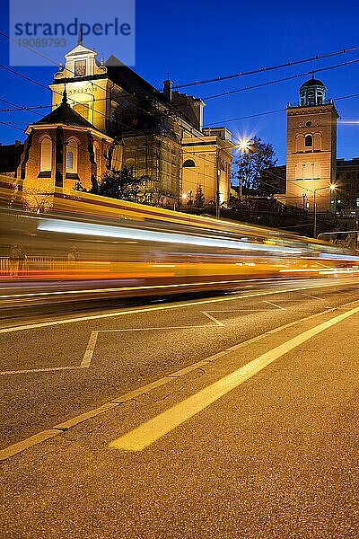 Nächtlicher Verkehr auf der Allee der Solidarität und beleuchtete St. Anna Kirche in Warschau  Polen  Europa