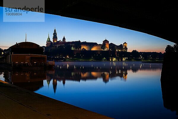 Polen  Stadt Krakau  Blick auf das Schloss Wawel am ruhigen Abend von der Brücke über die Weichsel  Europa
