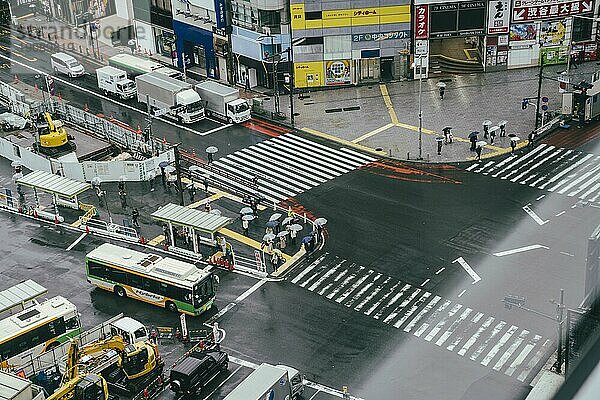 Belebter Zebrastreifen in einer Stadt mit viel Verkehr