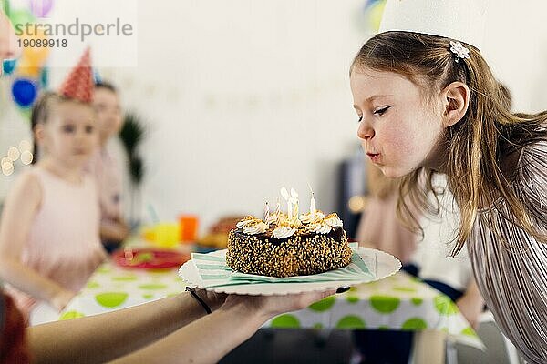 Papierkronenparty für kleine Mädchen