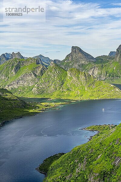 Berglandschaft mit spitzigen Berggipfeln und Fjord Forsfjorden mit Ort Vindstad  Moskenesøya  Lofoten  Nordland  Norwegen  Europa