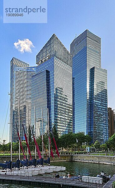 Gruppe von Gebäuden in CBD oder Central Business District Gebäude über Marina Bay Wasser und Katamaran Boot Steg in Tageslicht  Singapur. Moderne Architektur  Geschäftszentrum des Stadtstaates