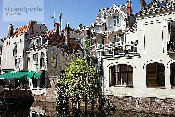 Gebäude entlang der Gracht in Den Haag  Südholland  Niederlande  Europa