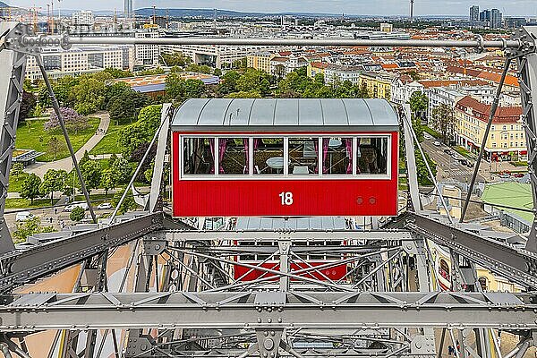 Roter Wagon des Wiener Riesenrad  Prater  Wien  Österreich  Europa