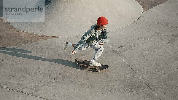 Teenager  der sich im Skatepark mit einem Skateboard vergnügt
