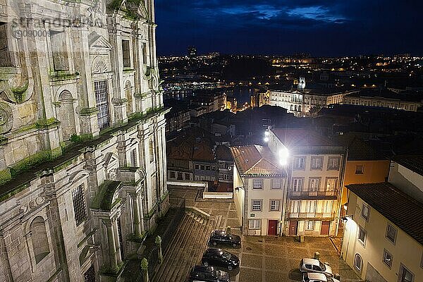 Portugal  Porto  Stadtbild mit der Kirche des Heiligen Laurentius (Igreja Sao Lourenco) (Igreja dos Grilos) bei Nacht in der Altstadt  Europa