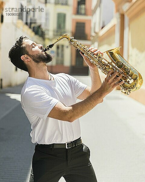 Leidenschaftlicher Musiker auf der Straße