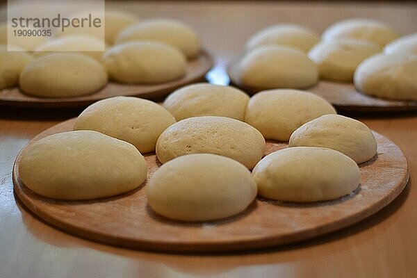 Zubereitung von Dampfnudeln fertig geformt und aufgegangen  typisch traditionell bayerische Küche  Deutschland  Europa