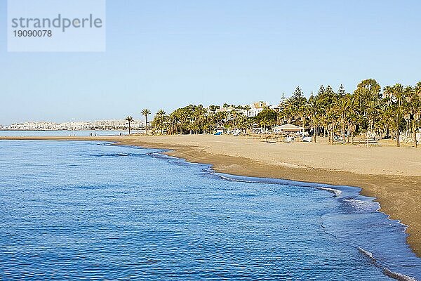Strand der Costa del Sol am Mittelmeer in Marbella  Südspanien  Region Andalusien