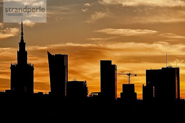 Stadt Warschau Skyline der Innenstadt Silhouette gegen einen Himmel bei Sonnenuntergang in Polen