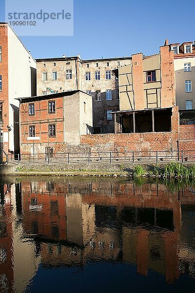 Alte Gebäude am Fluss Mlynowka in Bydgoszcz  Polen  Europa