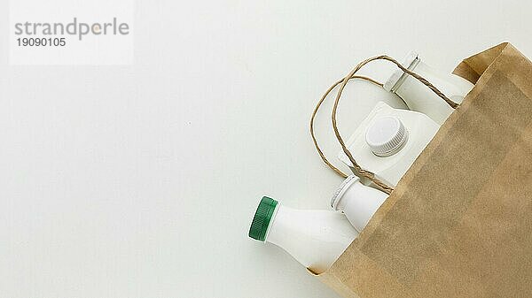 Draufsicht Papiertüte mit Milchflaschen