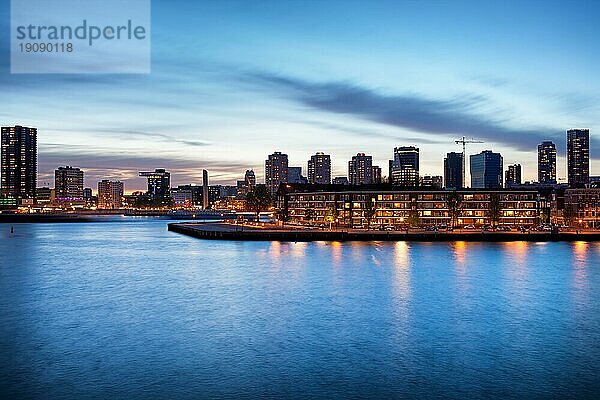 Ruhiger Flussblick auf das Stadtzentrum von Rotterdam in Holland  Niederlande  in der Abenddämmerung  Europa