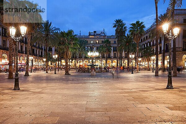 Placa Reial in Barcelona bei Nacht  Königlicher Platz im historischen Stadtzentrum  Viertel Barri Gotic  Katalonien  Spanien  Europa