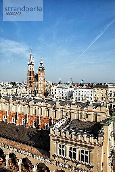 Stadt Krakau in Polen  Altstadtsilhouette mit Tuchhalle (Sukiennice)  Mietskasernen und St. Marienkirche