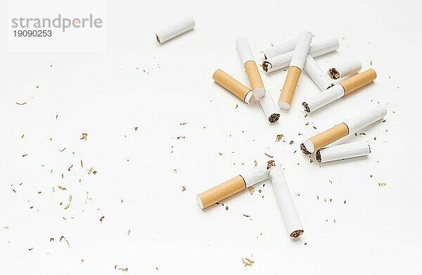 Draufsicht auf gebrochenen Zigarettentabak vor weißem Hintergrund