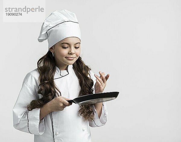 Vorderansicht lockiges Haar junges Mädchen hält Kochpfanne