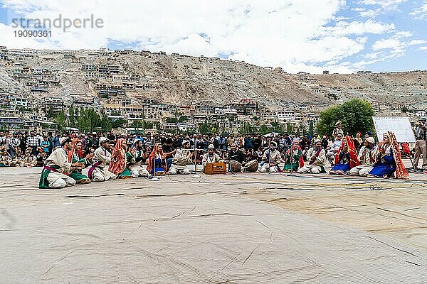 Ladakh  Indien  4. September 2018: Große Gruppe von Musikern in traditionellen Kostümen singen auf einem Festival in Ladakh. Illustrativer Leitartikel  Asien