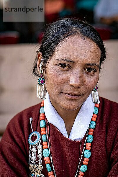 Ladakh  Indien  4. September 2018: Porträt einer jungen ethnischen indischen Frau in traditioneller Kleidung auf einem Fest in Ladakh. Illustrativer Leitartikel  Asien