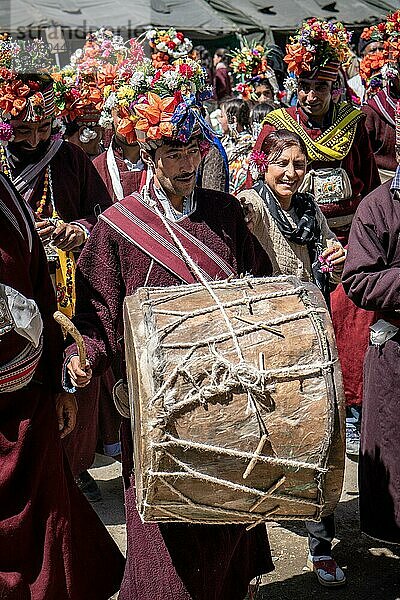 Ladakh  Indien  29. August 2018: Musiker mit einer großen Trommel auf einem Festival in Ladakh  Indien. Illustrativer Leitartikel  Asien